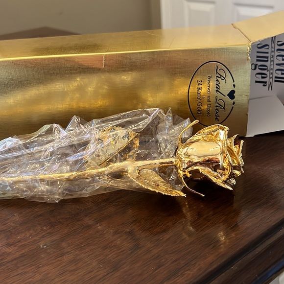 Rose Preserved and Dipped in 24K Gold - Picture 4 of 4
